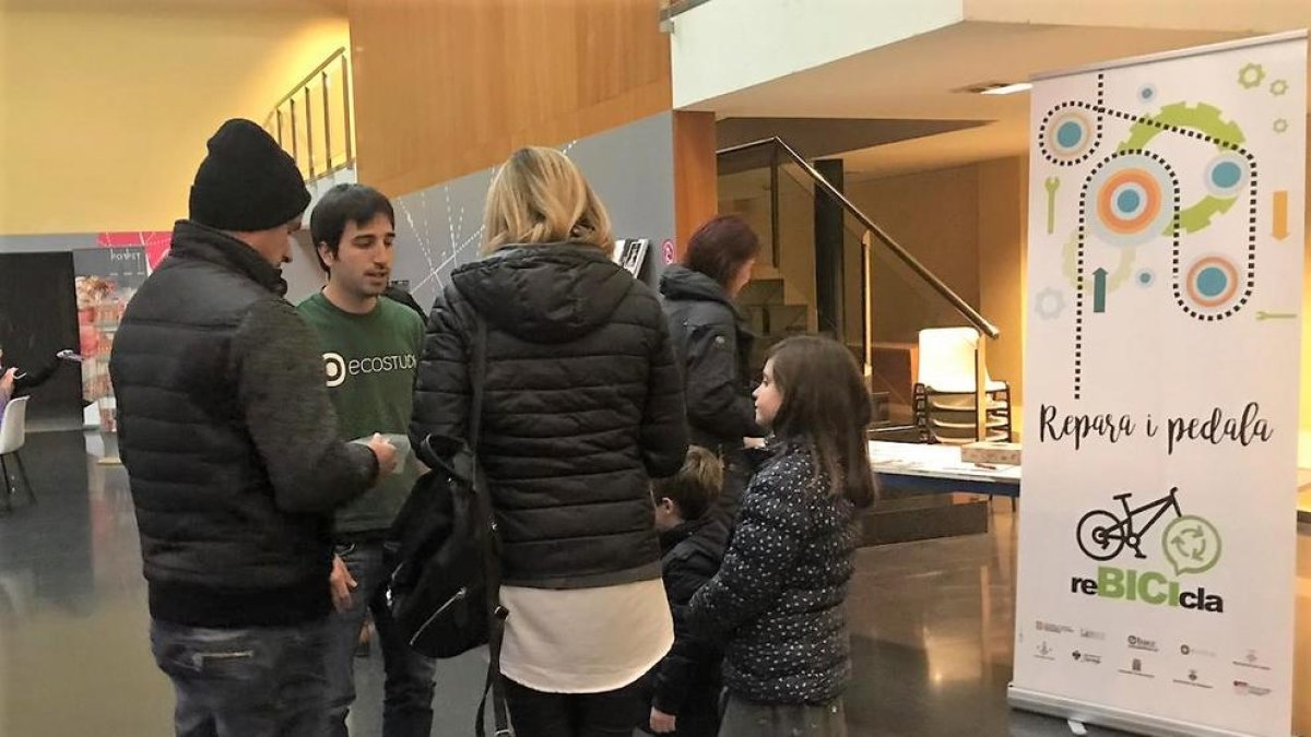 Punto de información instalado en L’Amistat el domingo.