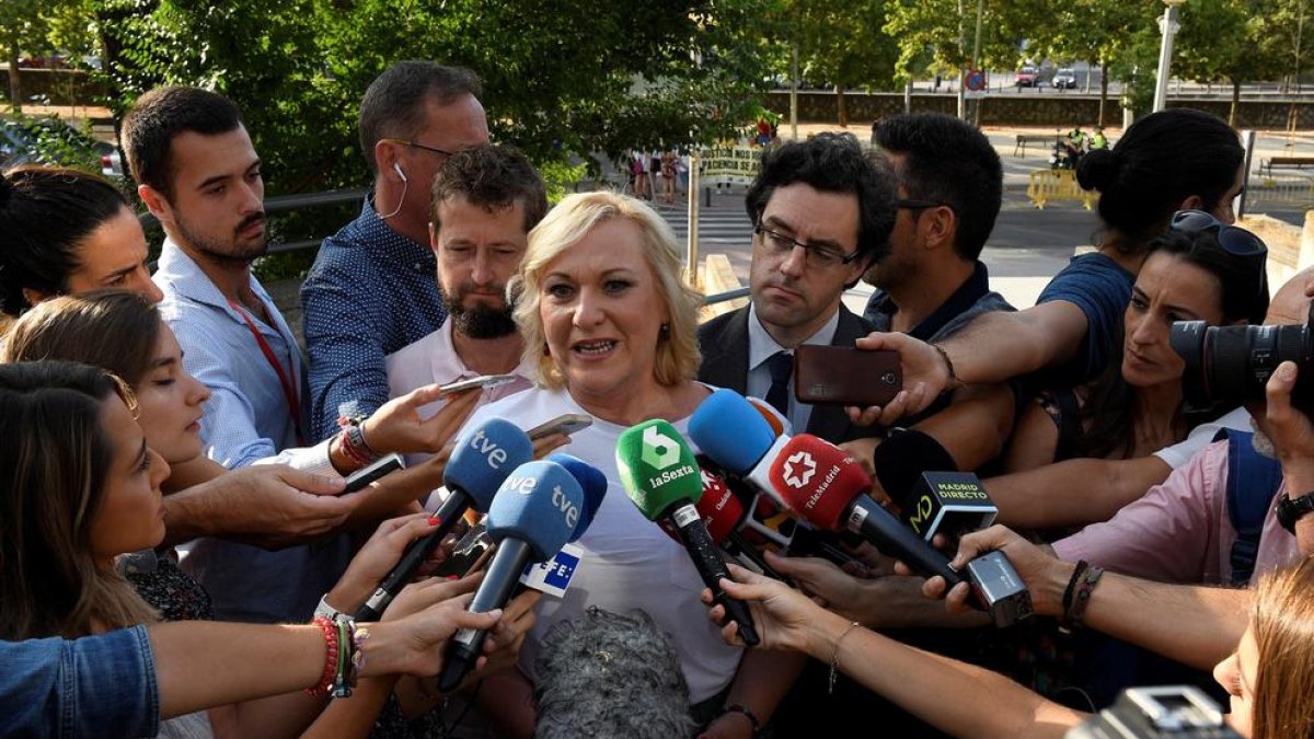 Inés Madrigal, ayer, antes de que se reanudara el juicio.