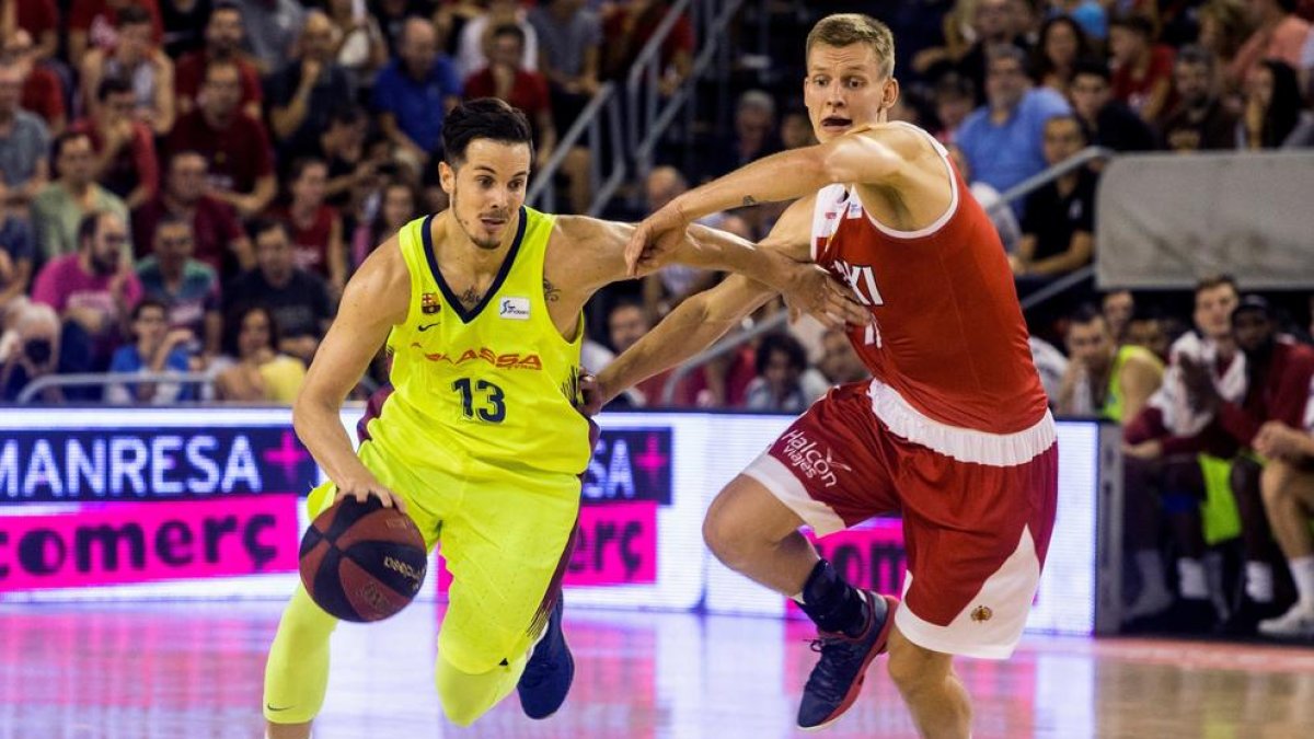 Thomas Heurtel intentar irse del marcaje de un rival.