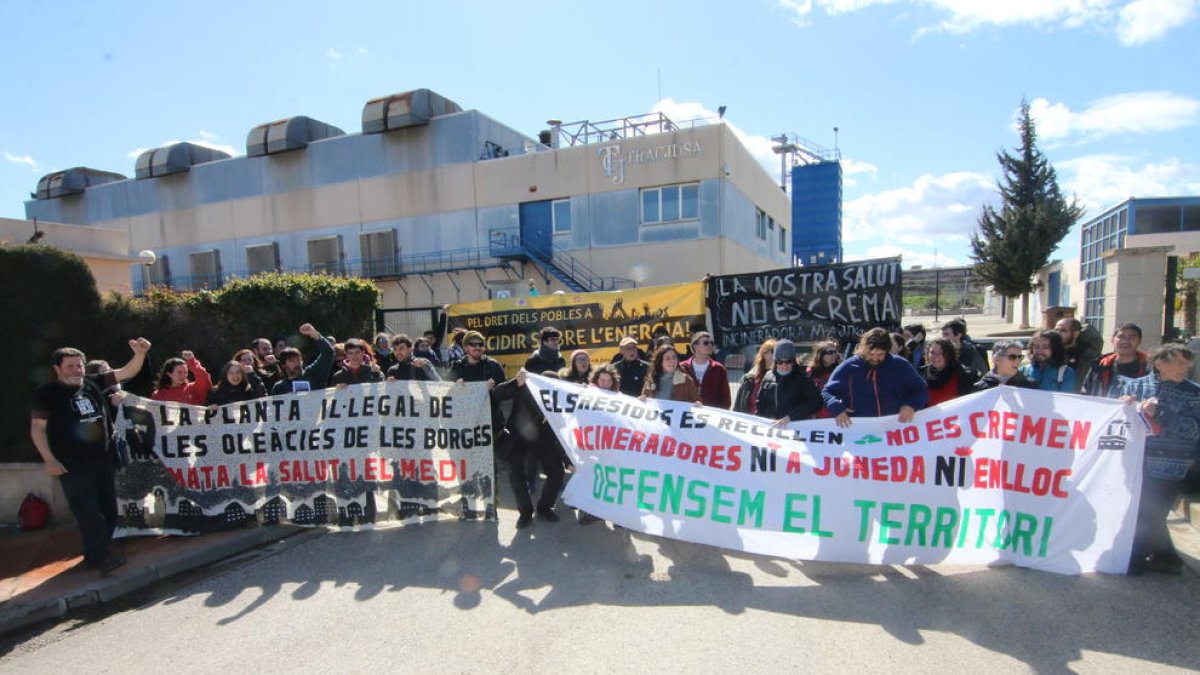 Manifestació a la planta tancada de Tracjusa a Juneda.