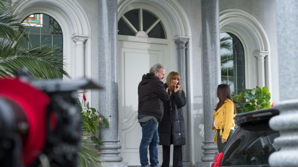 Paz Vega, en el centro, en una escena del primer episodio.