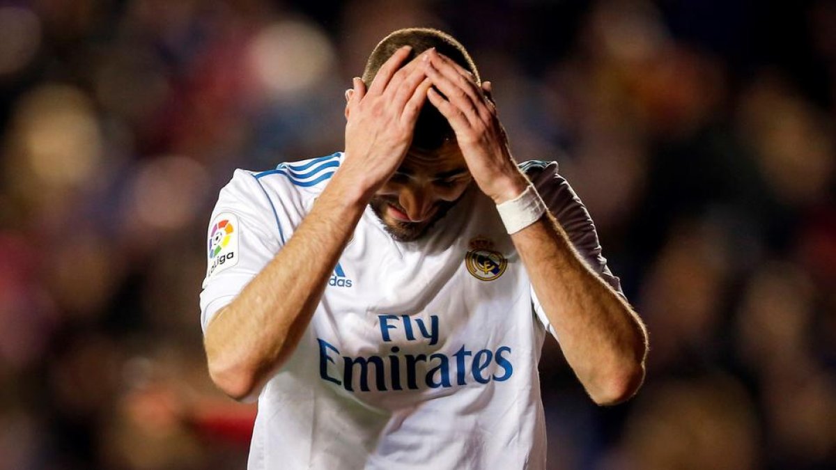 Karim Benzema es lamenta de l’empat cedit al Ciutat de València gairebé a l’últim suspir.
