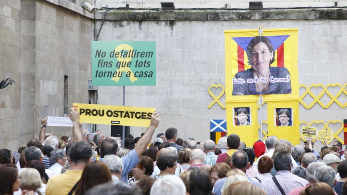 Los “cantaires” se reúnen en la plaza Paeria para exigir la libertad de los presos políticos.