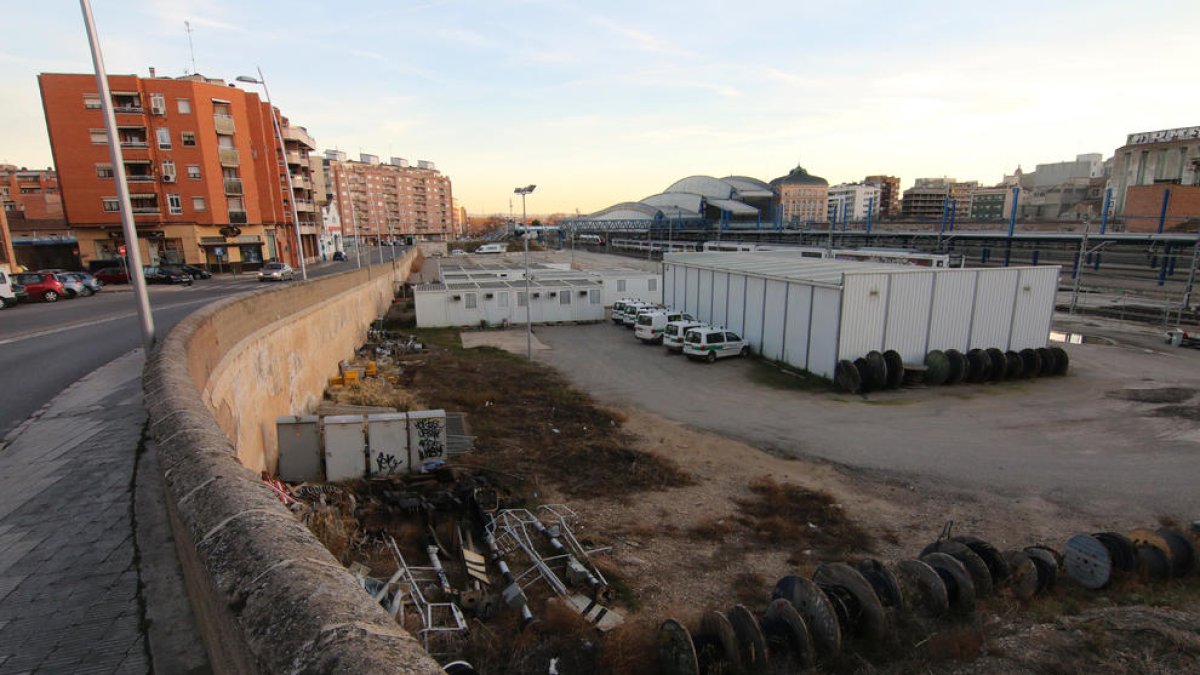 Terrenys vora l’estació on la Paeria preveu una àrea d’expansió comercial i residencial.