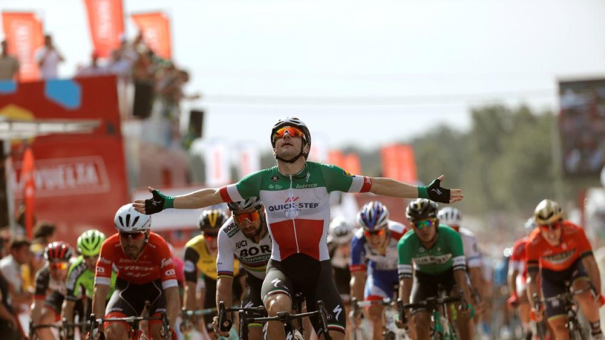 El italiano Viviani extiende los brazos para celebrar la victoria.