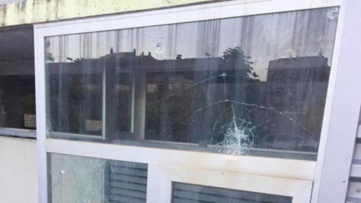 Una vidriera trencada de l’edifici.