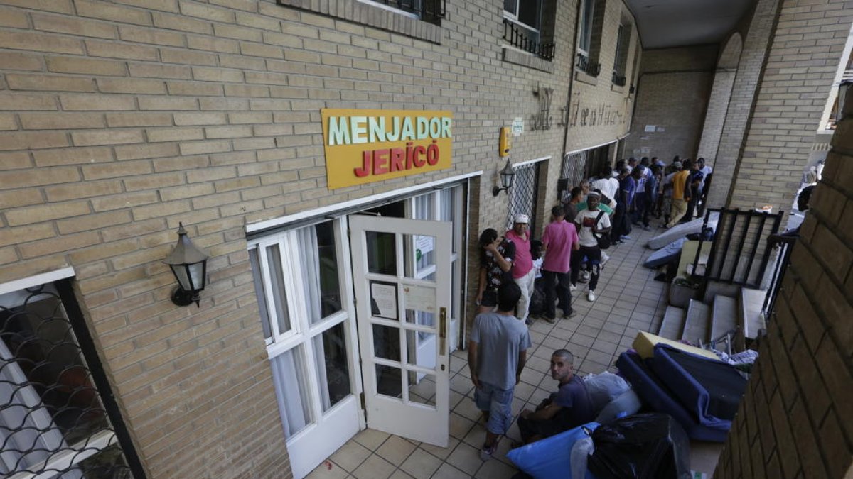 Imatge de les cues davant del menjador social divendres.