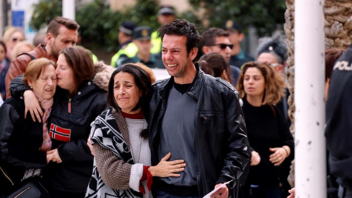 Imagen de los padres de Gabriel Cruz durante el funeral, la semana pasada.
