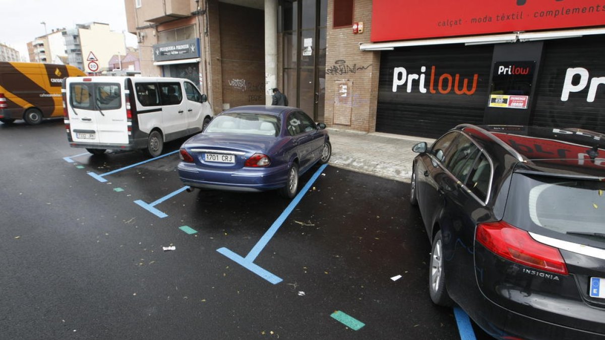 Vehículos estacionados ayer en la zona azul de la calle Roger de Llúria.