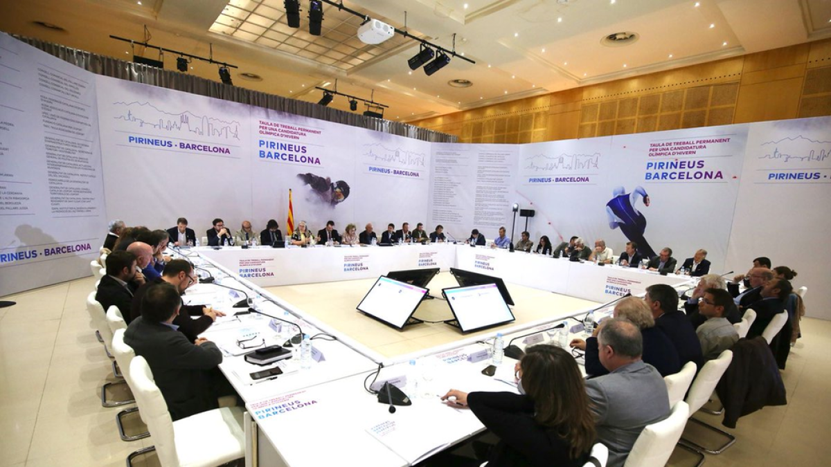 Representantes políticos, deportivos y empresariales ayer durante una reunión con el delegado del COI.