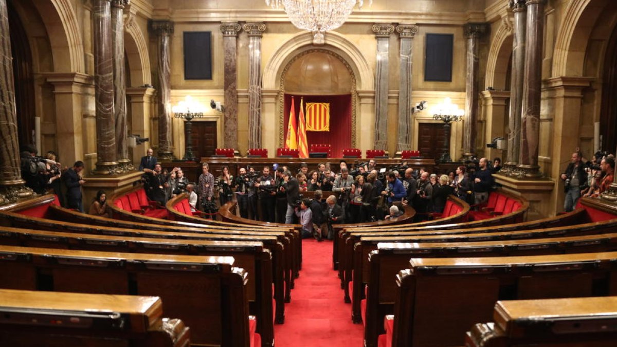 Dimarts havia d’obrir-se el debat d’investidura, però a l’hora del ple els escons estaven buits i la premsa, a l’espera.