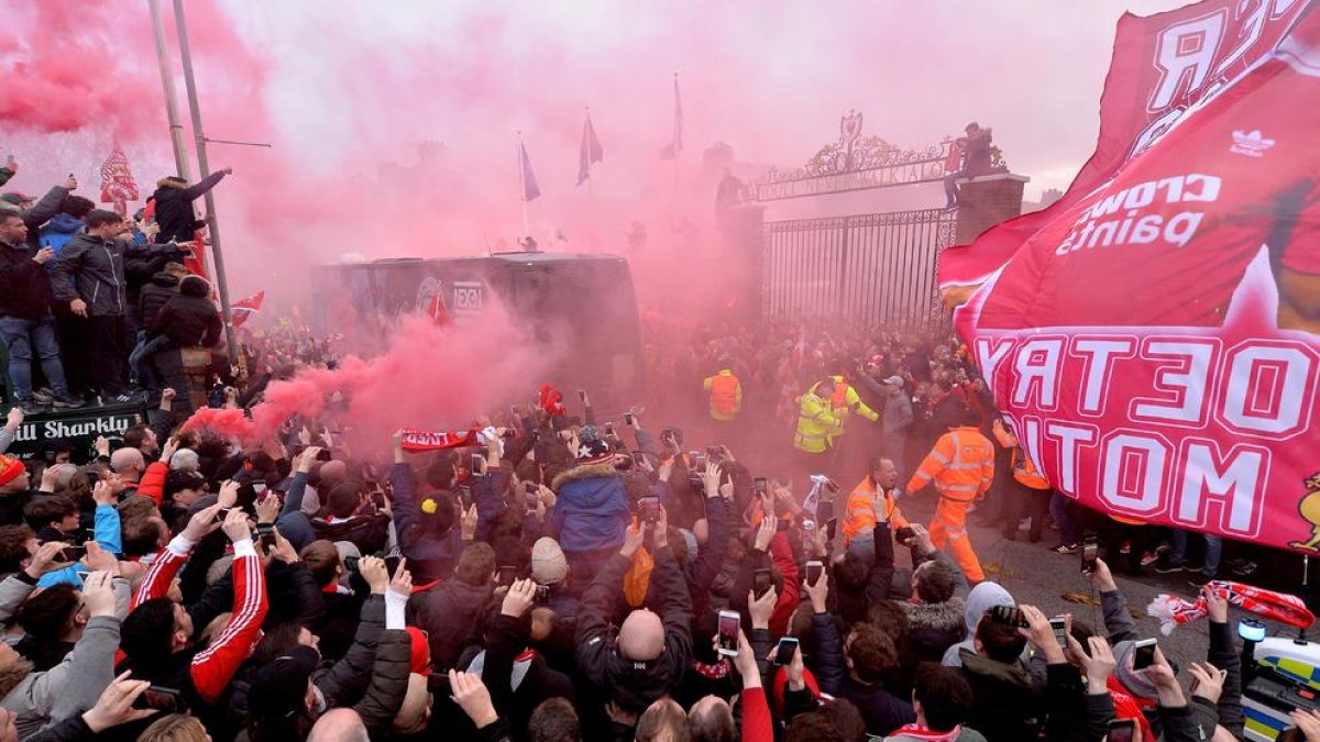 Aficionados del Liverpool recibieron al autobús del City con gran hostilidad lanzando objetos.