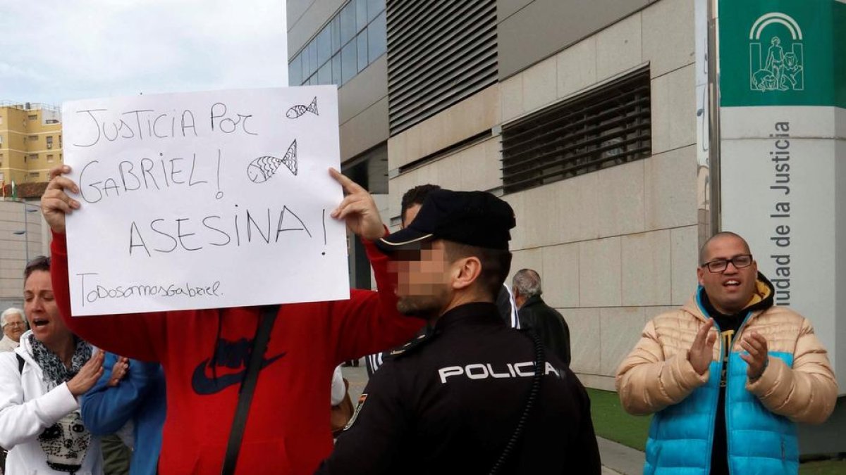 Manifestants als jutjats d’Almeria demanant justícia.