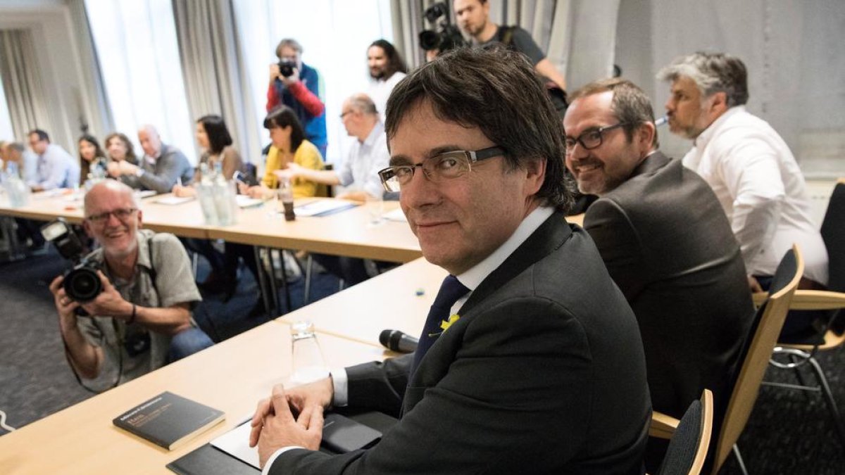 Junts per Catalunya apurará vías para investir Puigdemont antes del 14 de mayo