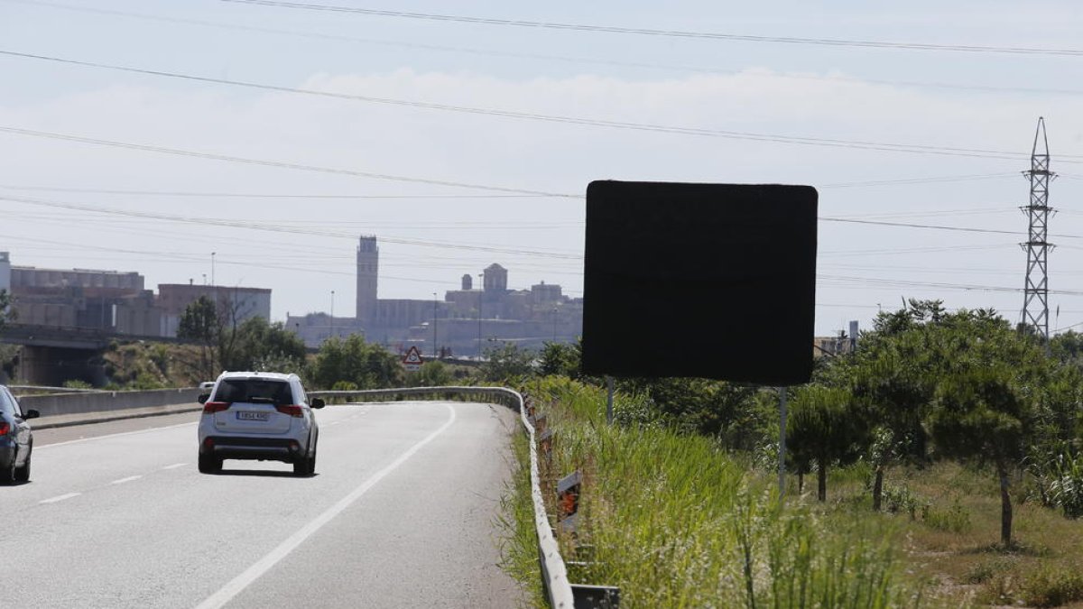 Un cartel ahora tapado anunciaba en la LL-11 el desvío de camiones que Fomento probó en 2015.