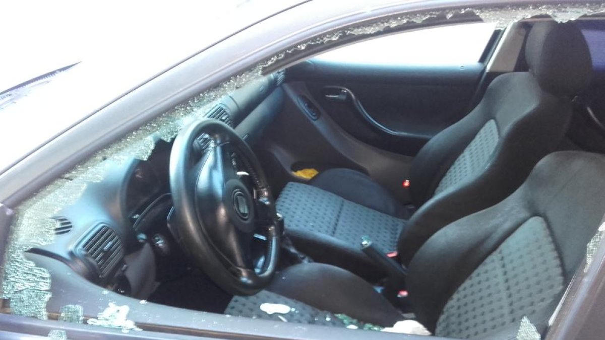 Imatge dels danys causats a un cotxe ahir a Corts Catalanes.