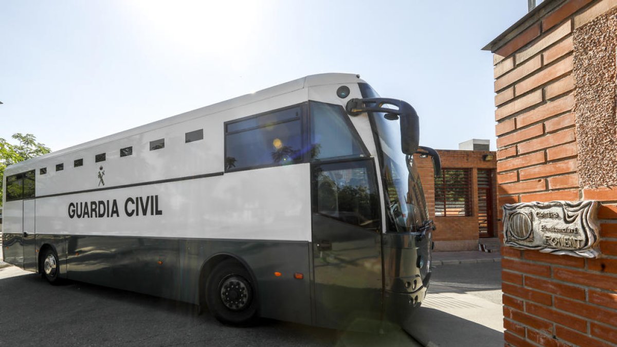 Llegada de Junqueras, Romeva y los Jordis a la prisión de Lleida, ayer.
