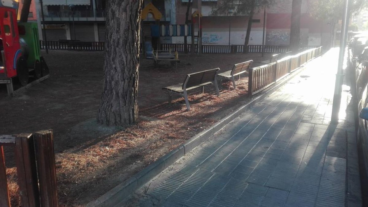 Parte de la valla arrancada en el parque de la calle Mariola.