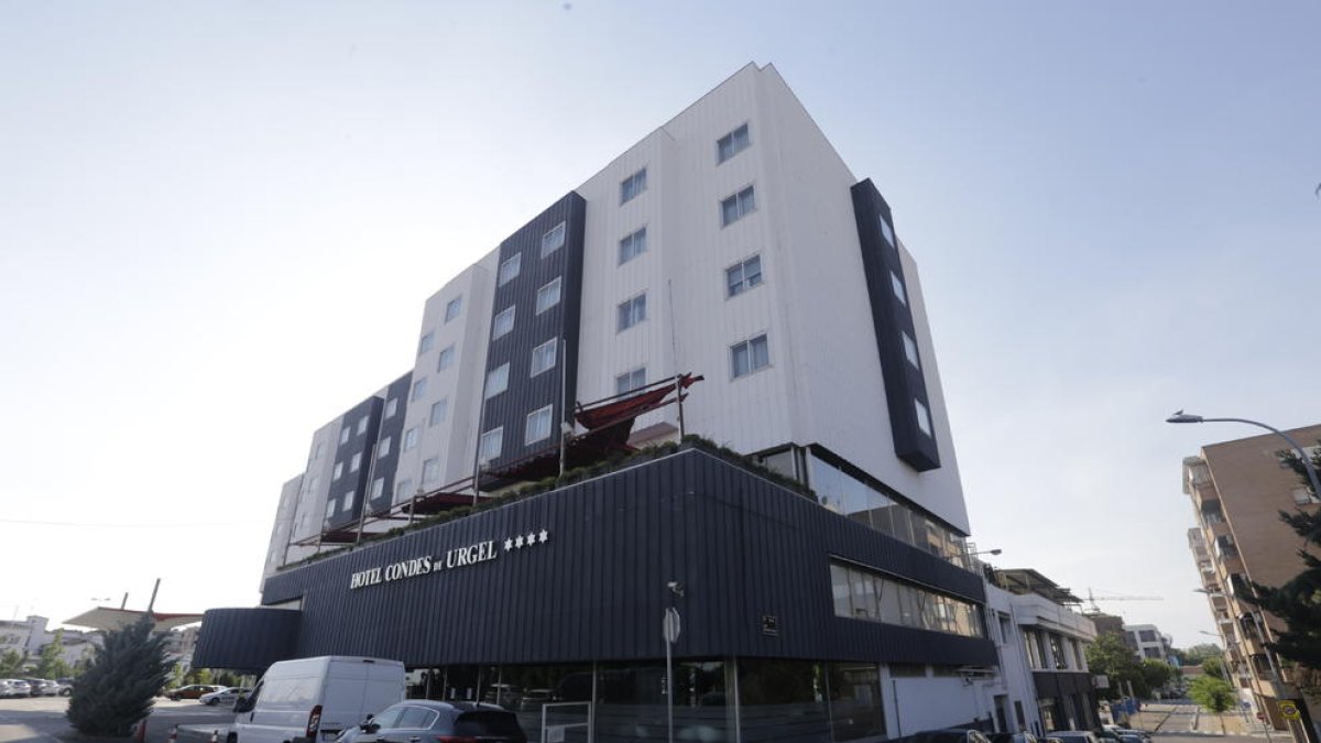 Una nota informativa en la entrada del hotel afirma que estará cerrado temporalmente.