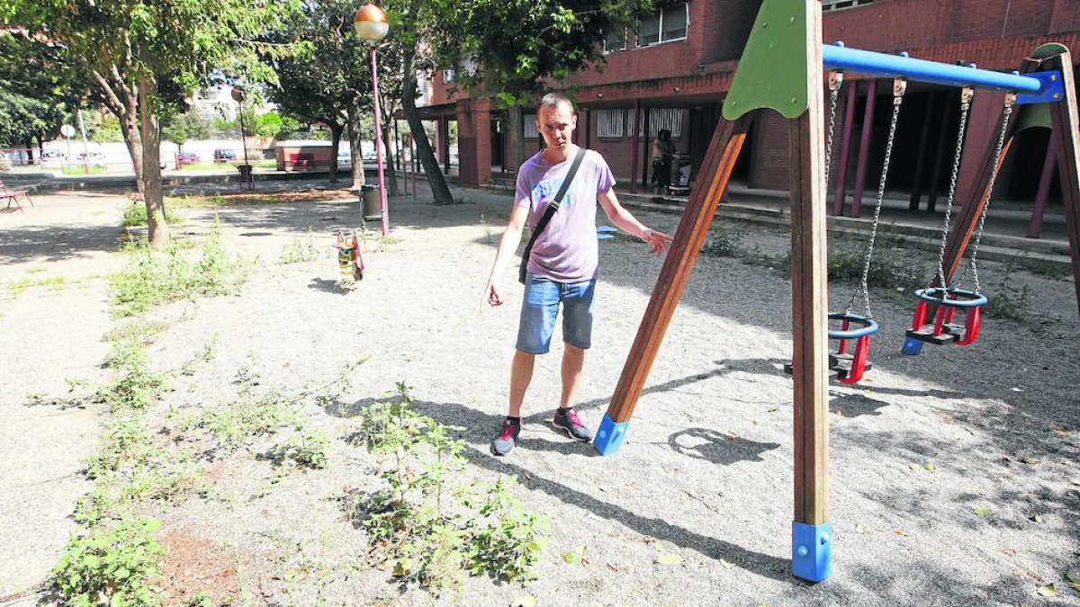 Quejas por malas hierbas, basura y ratas en un parque infantil