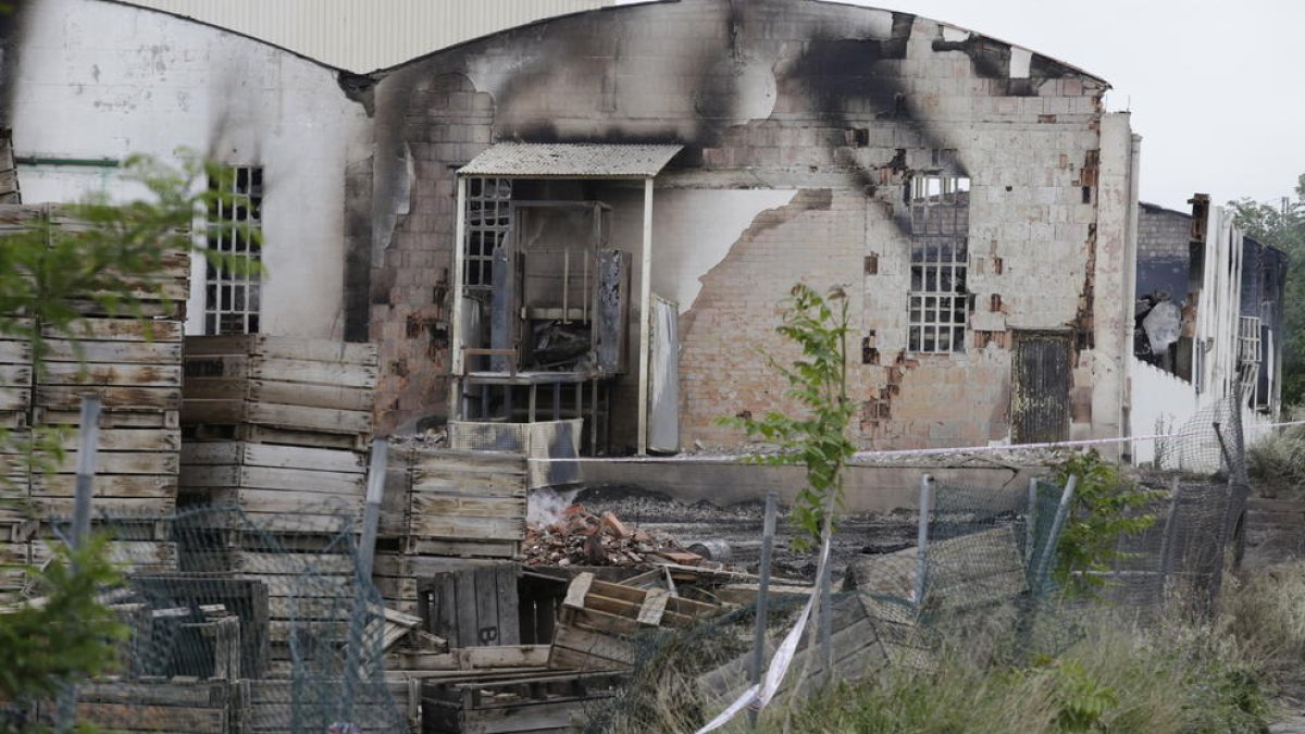 Imatge presa ahir de la nau que va quedar més afectada per l’incendi.