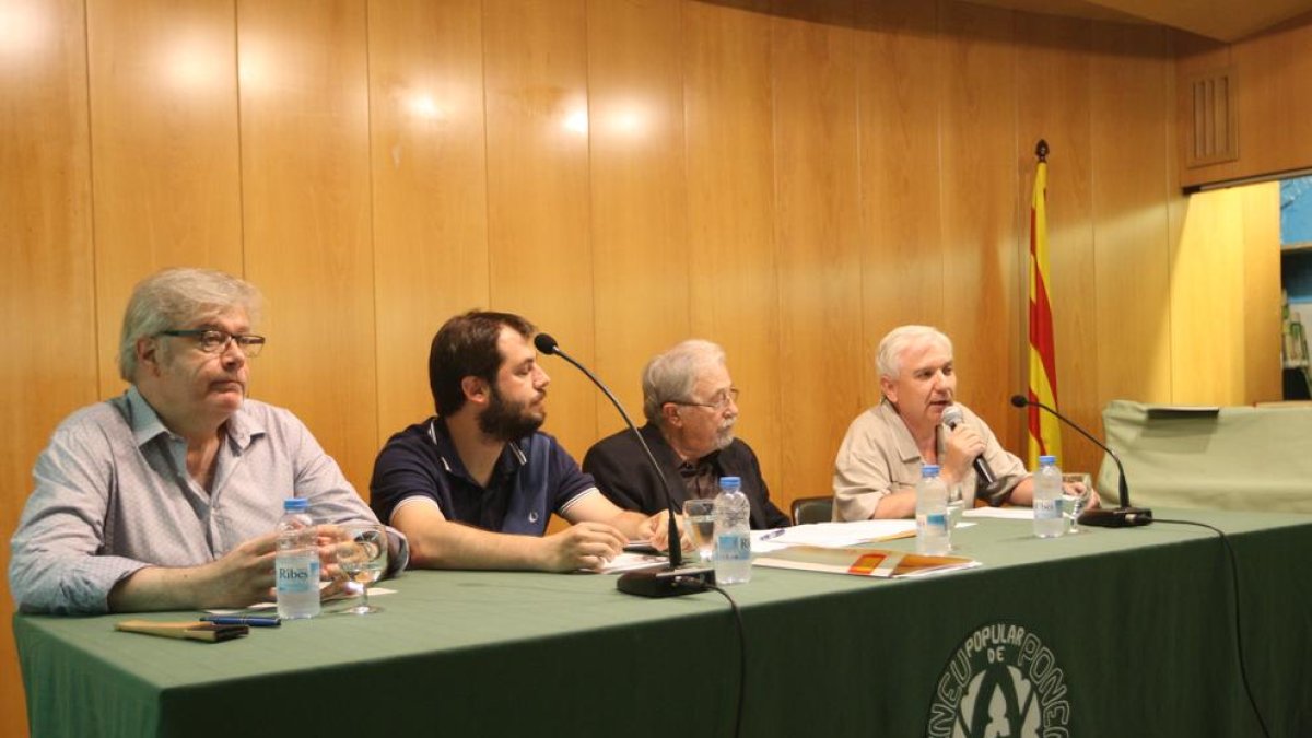 Debat sobre llengua, el juny del 2017 a l’Ateneu Popular de Ponent, una de les entitats del cens.