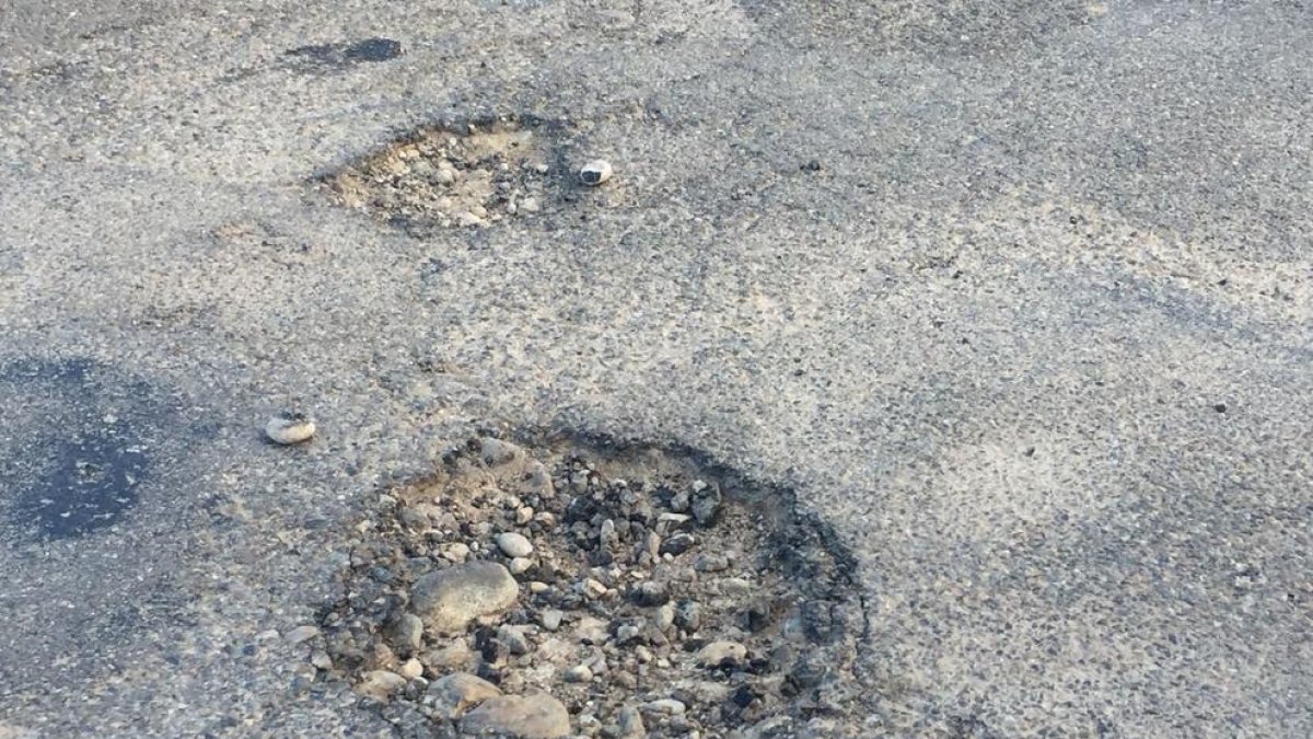 Carretera hacia Alfarràs llena de socavones  -  La empresa Sorigué será la encargada de la reforma del firma de la carretera entre Almacelles y Alfarràs en el tramo oscense donde hay numerosos socavones que generan las quejas de los usuarios.