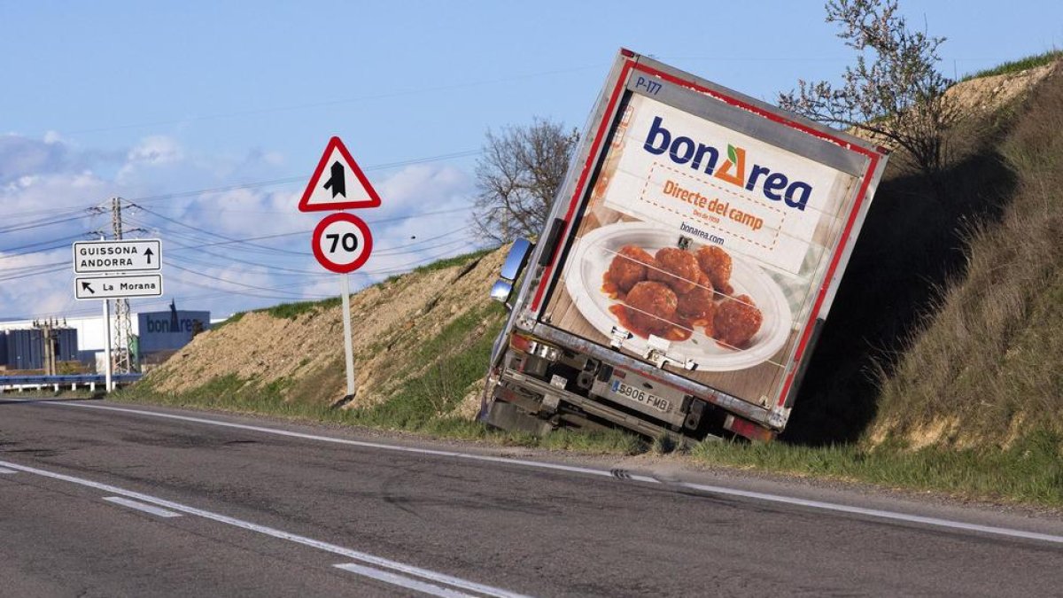 El camió va quedar a la cuneta després de l’accident.