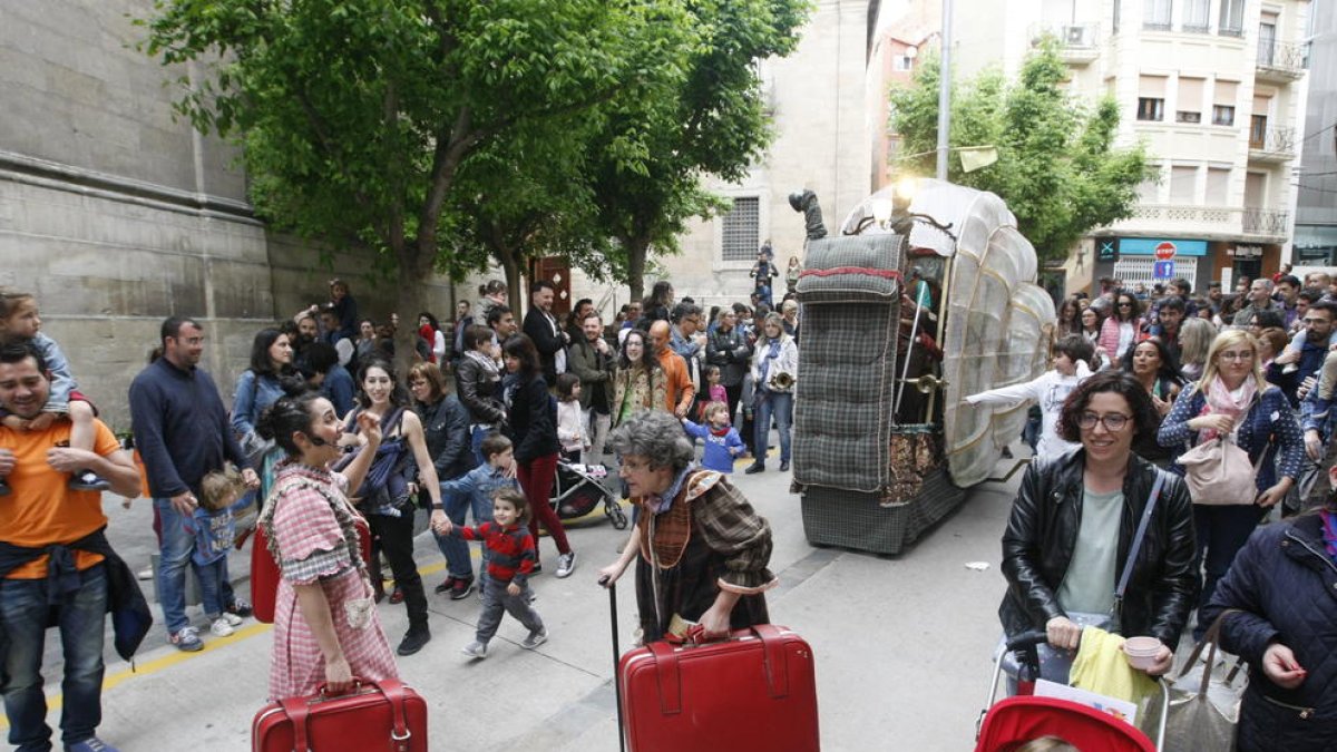 La compañía leridana El Sidral sorprendió por el centro de Lleida con su caracol gigante ‘Heliko’.