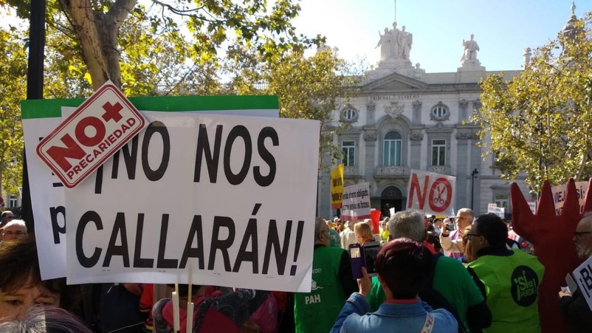 Manifestants de l’escarni davant de les portes del Tribunal Suprem, ahir a Madrid.