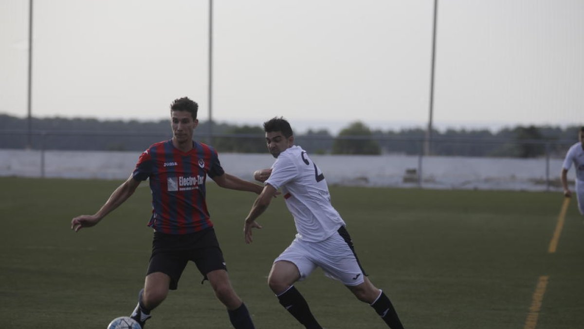 Un jugador del Tàrrega i un del Borges lluiten per una pilota, ahir durant el partit.