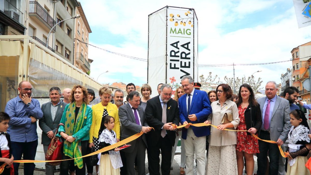 En el centro, Jusèp Boya, director de Patrimonio Cultural, y el alcalde, Joan Ubach, en la inauguración.
