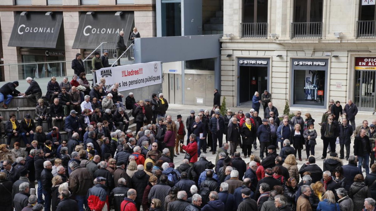 Concentració de jubilats a la plaça Sant Joan de Lleida divendres passat per reclamar un augment de les pensions.