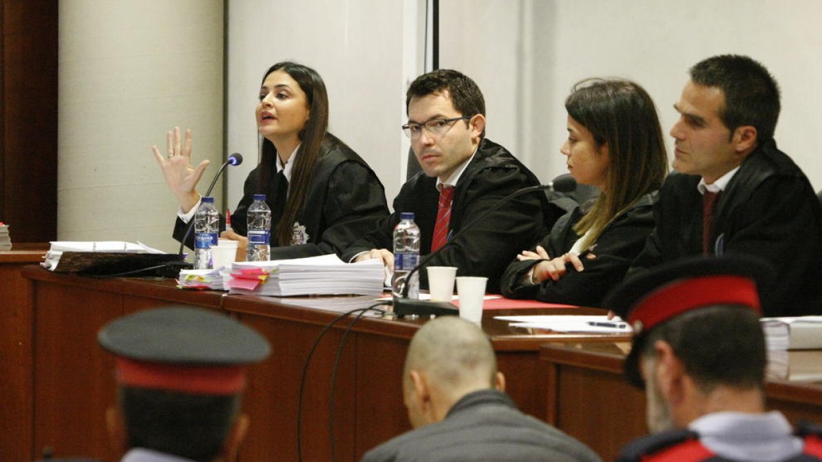 Imagen de la fiscal y de los abogados de la acusación y la defensa.
