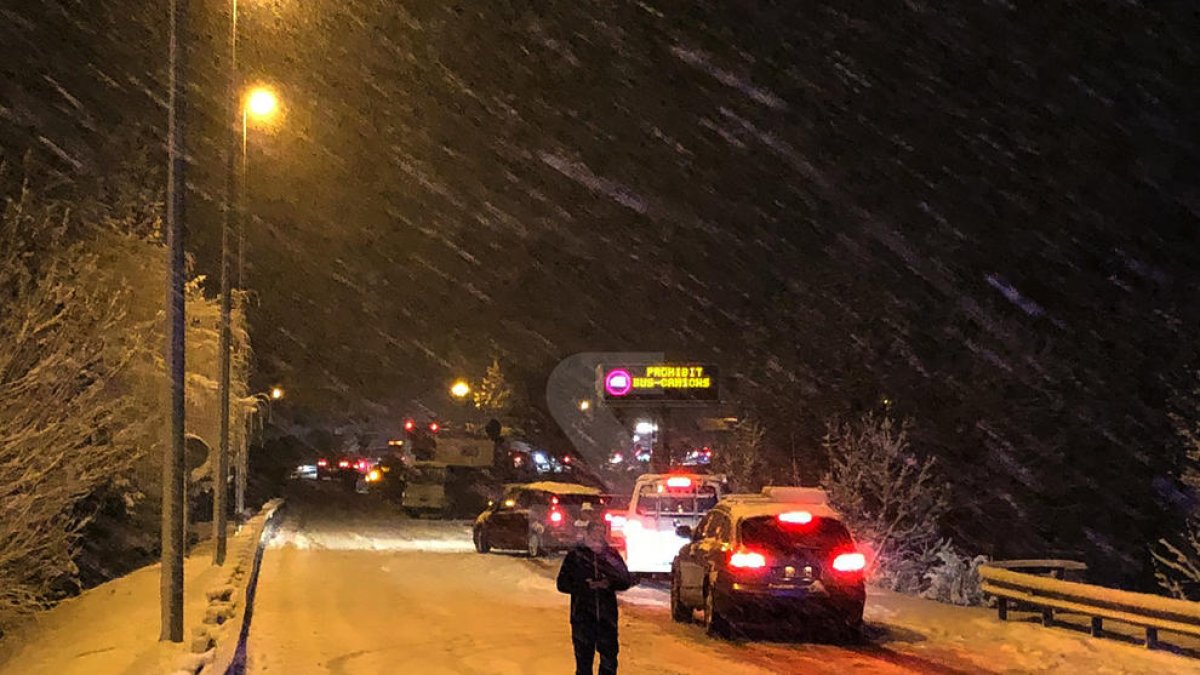 La neu col·lapsa el trànsit al Pirineu i 21 carreteres amb cadenes o tancades