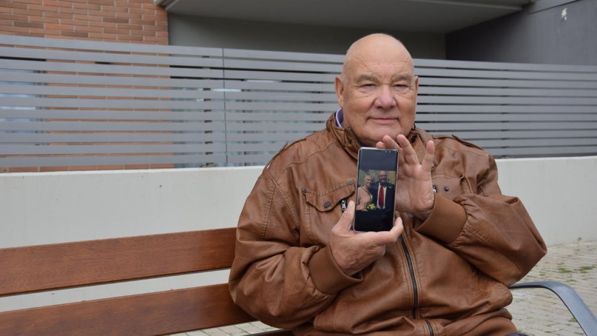 Antoni Jover, ayer en La Seu, enseñando una foto de su boda con Pilar Navarro.