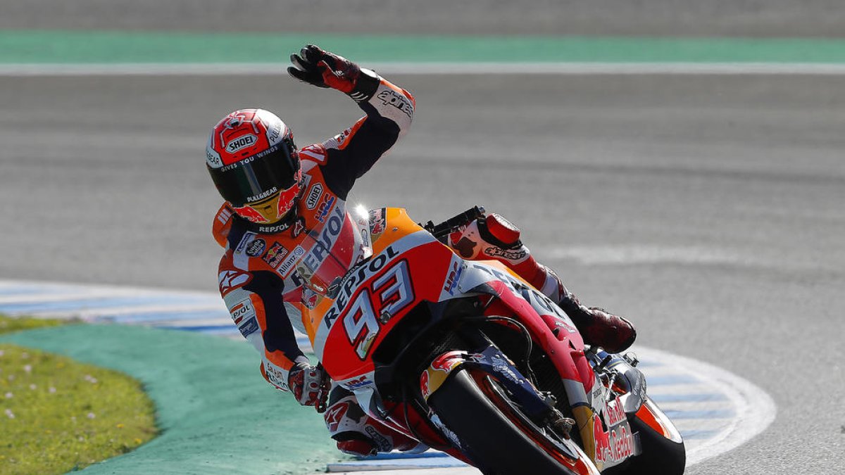 Marc Màrquez saluda l’afició de Jerez després de firmar el cinquè millor temps.