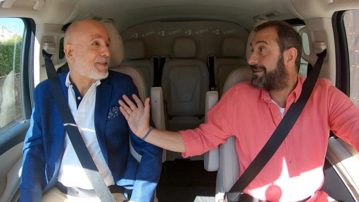 Francesc Mestre, modelo publicitario, se sube ‘Al cotxe’ con Vila.
