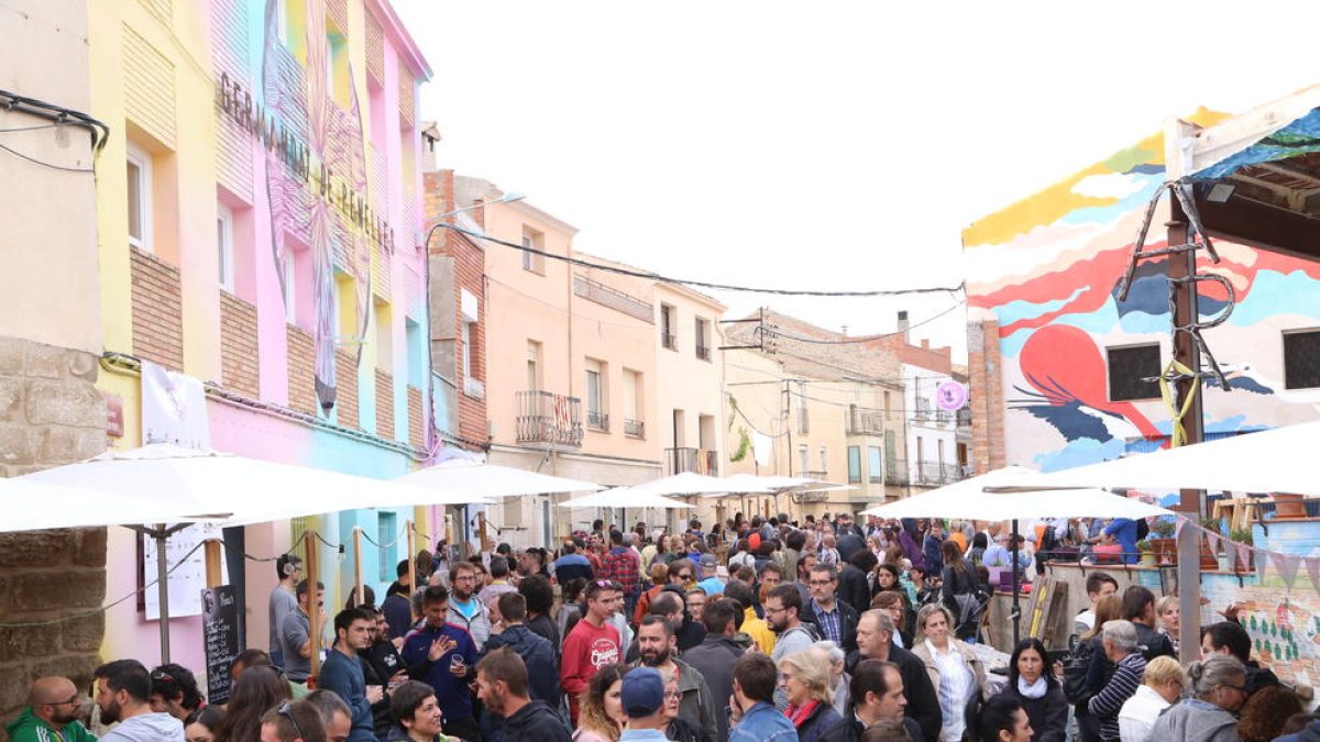 Centenars de persones van recórrer els carrers de Penelles per veure els murals i participar en tallers.