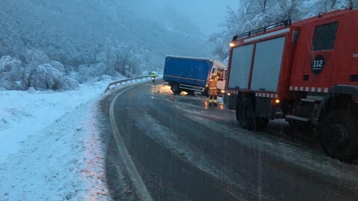 Tres ferits en un accident entre un turisme i un camió a la C-14 a Coll de Nargó
