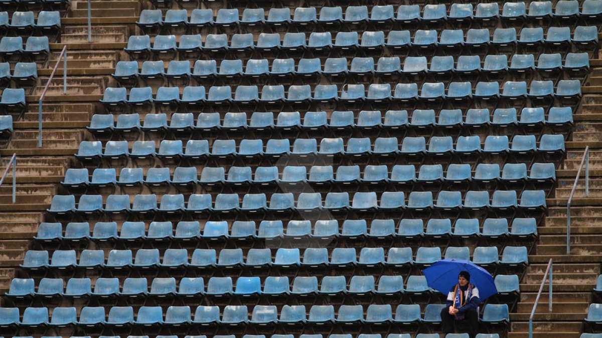 La solitud d'un espectador entre tanta grada buida reflecteix l'aspecte desolat ahir de l'estadi