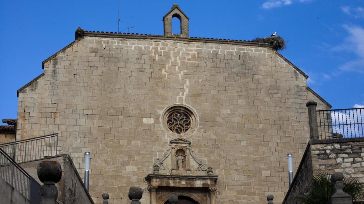 Un dels nius de cigonya de Bellpuig (a dalt, a la dreta).