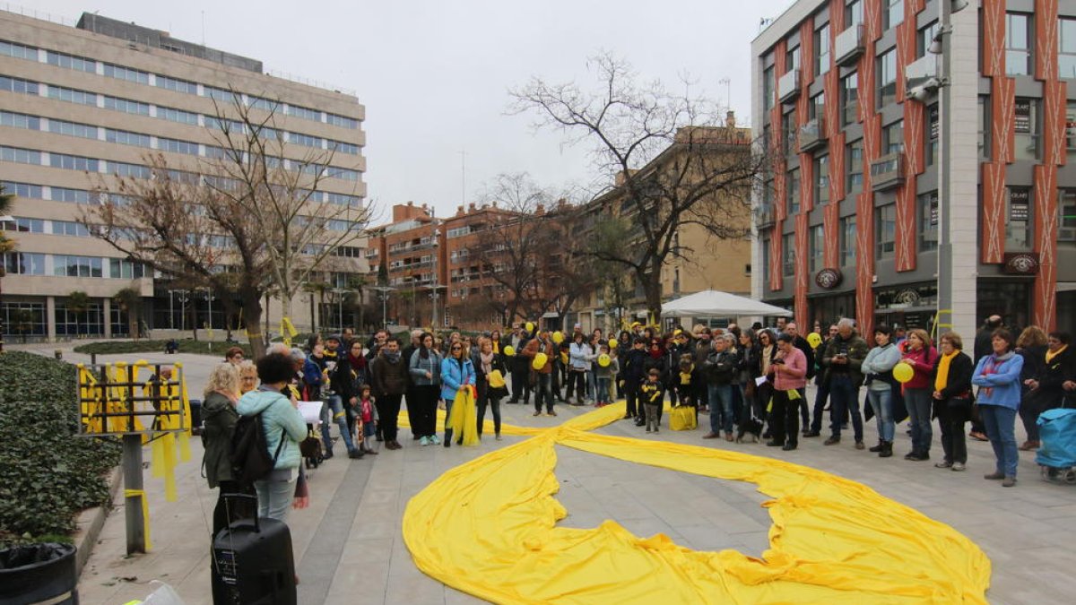 Un gran llaç a la plaça Cervantes, on es va llegir un manifest.
