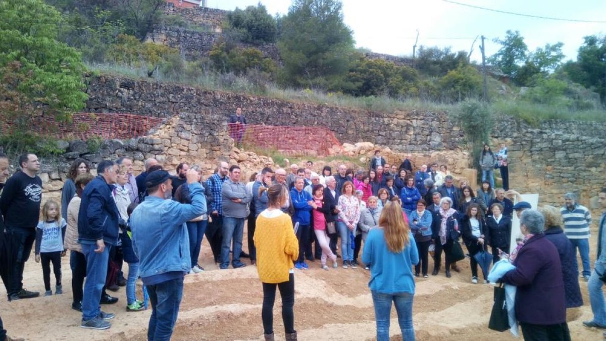 Els participants van visitar l’antic cementiri del Soleràs, on s’ha exhumat una fossa comuna.
