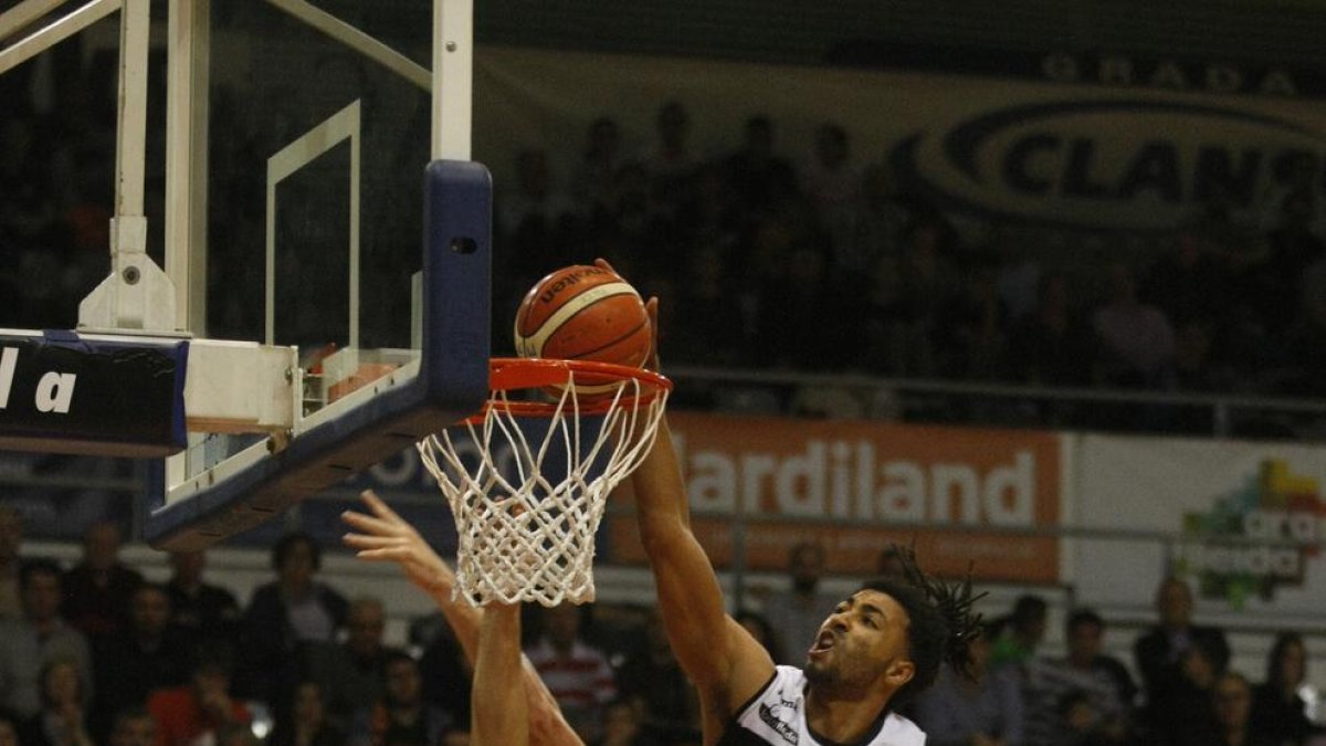 Una acción del último partido del Força Lleida en el Barris Nord.