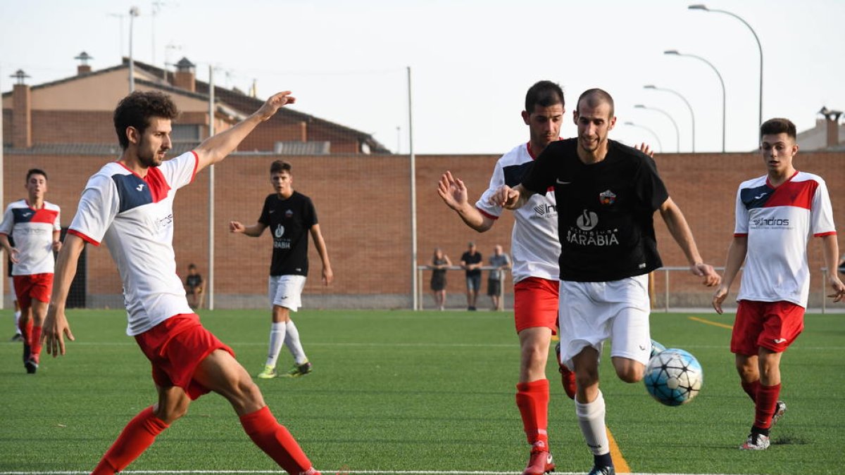 Una acción del partido de ayer entre el Linyola y el Alpicat.
