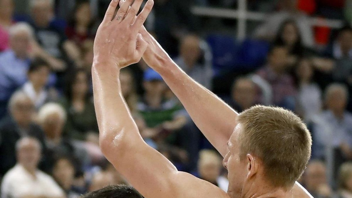 El targarí Pierre Oriola intenta anotar davant d’Iverson.