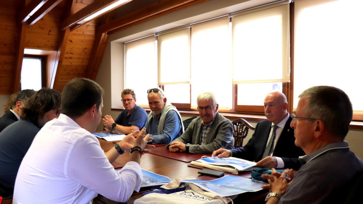 Gilbert Felli, primer per la dreta, durant la reunió que va mantenir amb representants de la Generalitat i d’Aran.