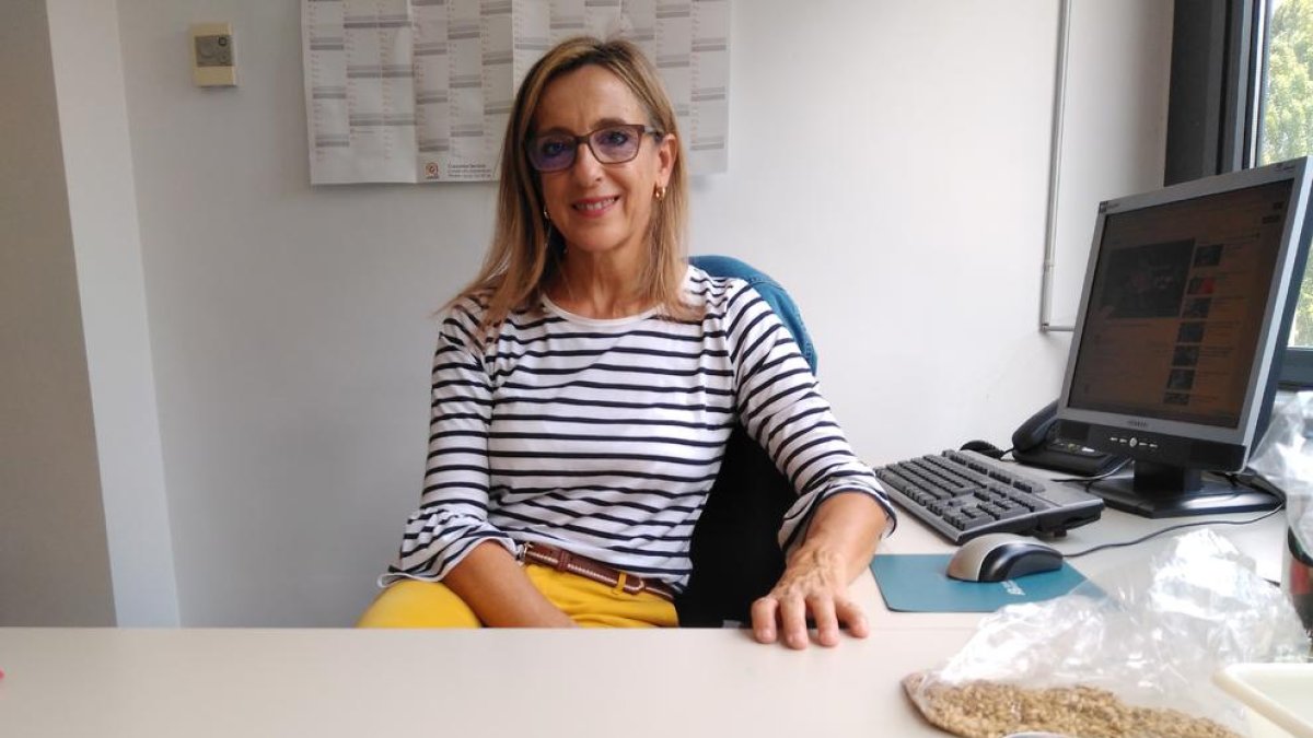 La doctora Marian Moralejo, con semillas que envía Damm.