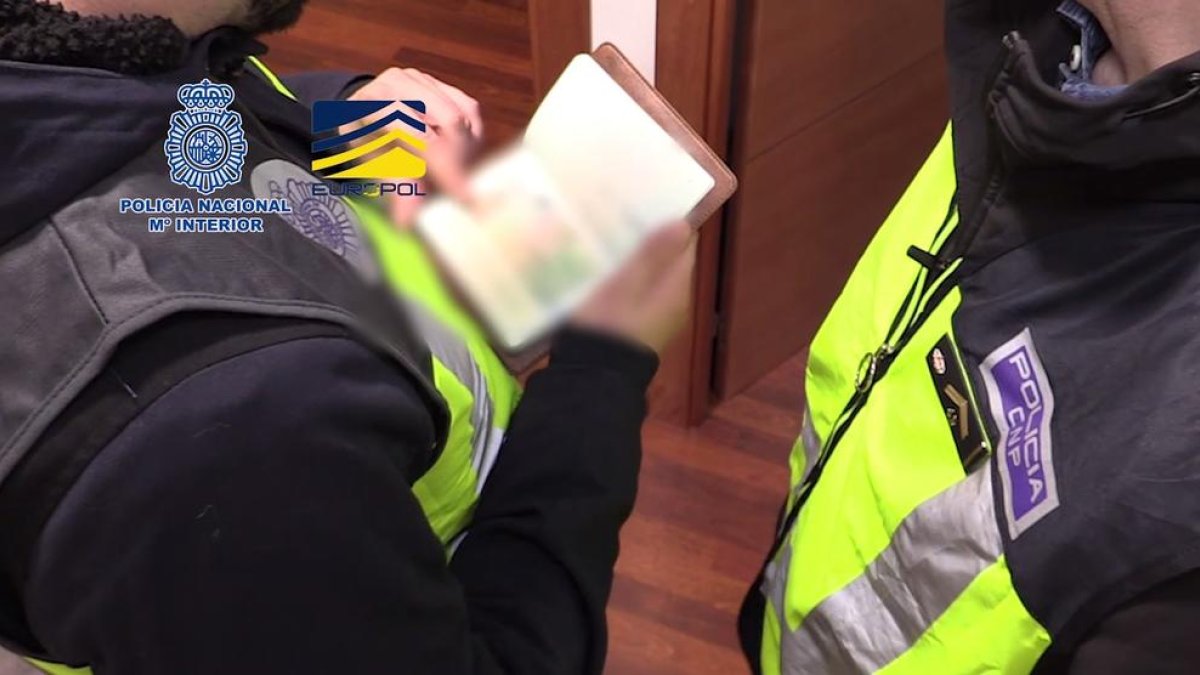 Agents revisant passaports durant l’operatiu policial.